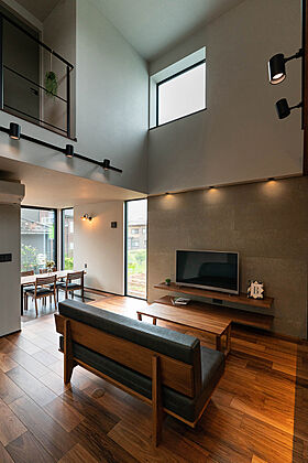 平屋生活の施工事例「矩形と目地でデザインする、ほぼ平屋な暮らし」の画像1