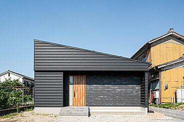 平屋生活の施工事例「非日常の暮らしを実現した中庭のある住まい」の画像