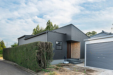 平屋生活の施工事例「非日常の暮らしを実現した中庭のある住まい」の画像