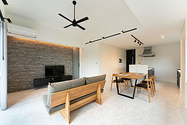 平屋生活の施工事例「非日常の暮らしを実現した中庭のある住まい」の画像1