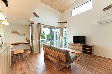 平屋生活の施工事例「無垢材キッチンとロフトが魅せる上質な平屋」の画像1