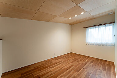 平屋生活の施工事例「無垢材キッチンとロフトが魅せる上質な平屋」の画像8