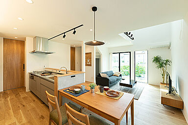 DETAIL BASE(ディテール・ベース)の施工事例「回遊できる家事楽動線にこだわった三角屋根の家」の画像1