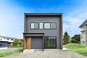 DETAIL BASE(ディテール・ベース)の施工事例「大開口サッシと大型ウッドデッキがつながりと広がりをもたらす住まい」のメイン画像