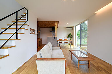 DETAIL BASE(ディテール・ベース)の施工事例「大開口サッシと大型ウッドデッキがつながりと広がりをもたらす住まい」の画像2