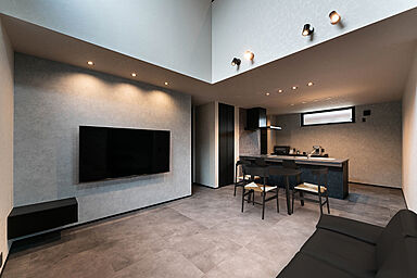 DETAIL BASE(ディテール・ベース)の施工事例「筋肉を育むジムいらずのグレー×ブラックハウス」の画像1