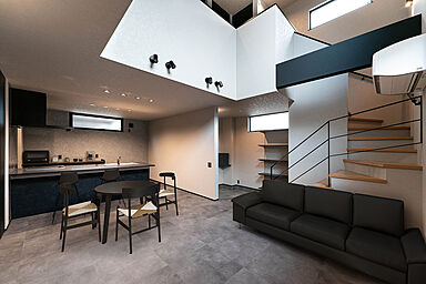 DETAIL BASE(ディテール・ベース)の施工事例「筋肉を育むジムいらずのグレー×ブラックハウス」の画像2