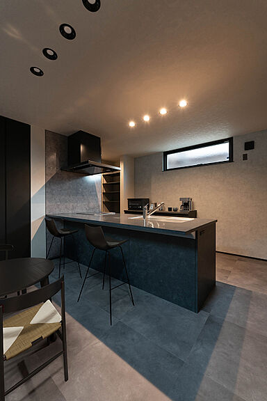 DETAIL BASE(ディテール・ベース)の施工事例「筋肉を育むジムいらずのグレー×ブラックハウス」の画像4