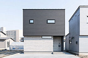 DETAIL BASE(ディテール・ベース)の施工事例「アンティークが映える、2階リビングの住まい」のメイン画像