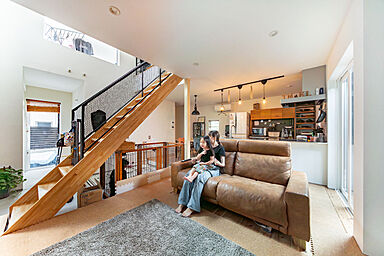 D'S STYLE 豊中モデルハウスの施工事例「家族を守りながらプライベート時間を過ごす吹抜土間のある寛ぎ空間が広がる2階建の家」の画像1