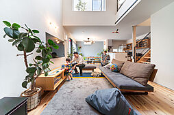 D'S STYLE 豊中モデルハウスの施工事例「玄関土間×広々LDK×吹抜けであふれる開放感!家族が快適に過ごせるハコ型の家」の画像