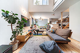 D'S STYLE 豊中モデルハウスの施工事例「玄関土間×広々LDK×吹抜けであふれる開放感!家族が快適に過ごせるハコ型の家」のメイン画像