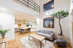 株式会社プラスワンの施工事例「おしゃれで開放感のある吹抜けと外からの視線を遮る中庭のある家」の画像