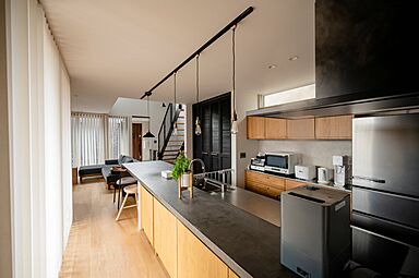 株式会社プラスワンの施工事例「開放感とプライバシーを両立 2つの中庭のある家」の画像3