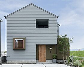 株式会社プラスワンの施工事例「1階と2階を二つの階段でつなぐスキップフロアのある家」の画像1