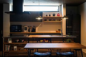 株式会社プラスワンの施工事例「細部にまでこだわった木とアイアンが生きる家」の画像2