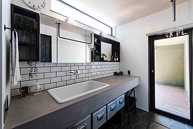 株式会社プラスワンの施工事例「細部にまでこだわった木とアイアンが生きる家」の画像4