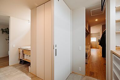 株式会社プラスワンの施工事例「家族が繋がるロフトや中庭のある平屋」の画像7