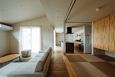 株式会社プラスワンの施工事例「キッチンから家族を見守れる平屋」の画像1