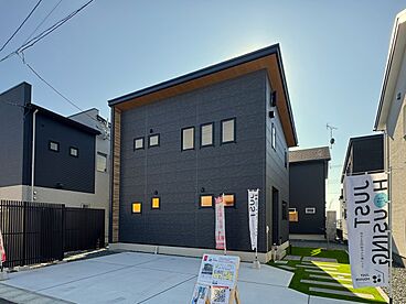 株式会社シリウスEHC ジャストハウジングの施工事例「広々洗面脱衣室と書斎・ランドリースペースが魅力のヴィンテージモダンスタイル」の画像