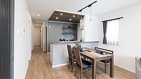 株式会社シリウスEHC ジャストハウジングの施工事例「津志田モデルC棟 広々洗面脱衣室と豊富な収納が魅力のスタイリッシュモダンスタイル」の画像1