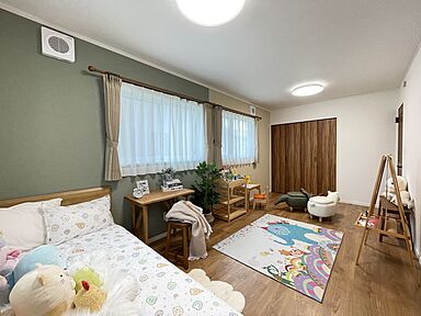 株式会社シリウスEHC ジャストハウジングの施工事例「津志田モデルC棟 広々洗面脱衣室と豊富な収納が魅力のスタイリッシュモダンスタイル」の画像9