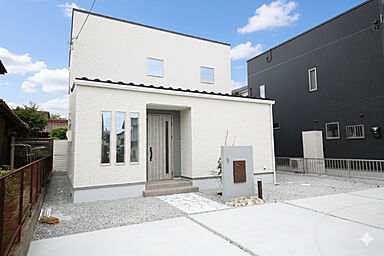 有限会社桃栗柿屋 ももくりの家の施工事例「壁一面に配したエコカラットや光の演出で、心和む居心地のいい住まいに」の画像