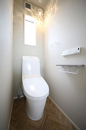 有限会社桃栗柿屋 ももくりの家の施工事例「壁一面に配したエコカラットや光の演出で、心和む居心地のいい住まいに」の画像10