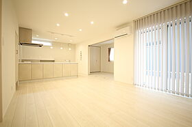 有限会社桃栗柿屋 ももくりの家の施工事例「壁一面に配したエコカラットや光の演出で、心和む居心地のいい住まいに」の画像2