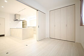 有限会社桃栗柿屋 ももくりの家の施工事例「壁一面に配したエコカラットや光の演出で、心和む居心地のいい住まいに」の画像4