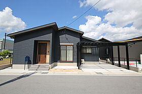 有限会社桃栗柿屋 ももくりの家の施工事例「シンプルにまとめた空間が心地よさを高めた、平屋の住まい」の画像1