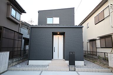 有限会社桃栗柿屋 ももくりの家の施工事例「落ち着いたモノトーンの色合いでまとめた、高級感溢れるホテルライクな住まい」の画像