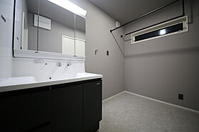 有限会社桃栗柿屋 ももくりの家の施工事例「落ち着いたモノトーンの色合いでまとめた、高級感溢れるホテルライクな住まい」の画像5