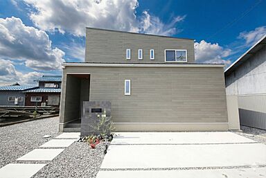 有限会社桃栗柿屋 ももくりの家の施工事例「シンプルで上質に暮らす、ゆとりある暮らしを叶える住まい」の画像