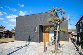 有限会社桃栗柿屋 ももくりの家の施工事例「家事も身支度もスムーズ。ゆとりある暮らしを叶えるシンプルな住まい」のメイン画像