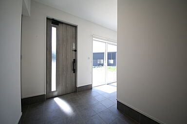 有限会社桃栗柿屋 ももくりの家の施工事例「シンプルイズベスト、白を基調とした北欧風の住まい」の画像2