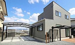 有限会社桃栗柿屋 ももくりの家の施工事例「車2台駐車可能なガレージ直結の快適動線、広々LDKで家族が集う家」の画像