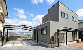 有限会社桃栗柿屋 ももくりの家の施工事例「車2台駐車可能なガレージ直結の快適動線、広々LDKで家族が集う家」のメイン画像