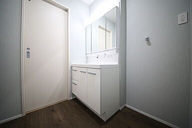 有限会社桃栗柿屋 ももくりの家の施工事例「車2台駐車可能なガレージ直結の快適動線、広々LDKで家族が集う家」の画像10