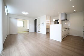 有限会社桃栗柿屋 ももくりの家の施工事例「車2台駐車可能なガレージ直結の快適動線、広々LDKで家族が集う家」の画像2