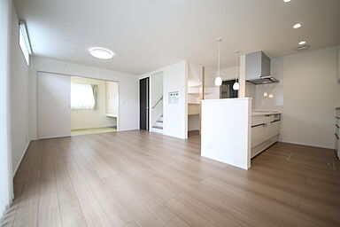 有限会社桃栗柿屋 ももくりの家の施工事例「車2台駐車可能なガレージ直結の快適動線、広々LDKで家族が集う家」の画像2