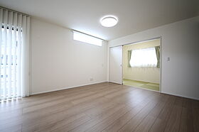 有限会社桃栗柿屋 ももくりの家の施工事例「車2台駐車可能なガレージ直結の快適動線、広々LDKで家族が集う家」の画像3