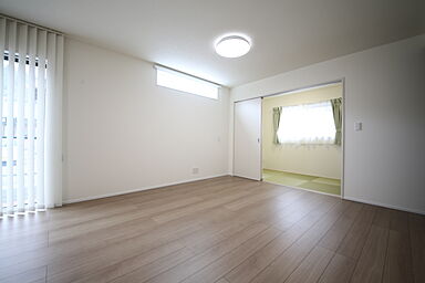 有限会社桃栗柿屋 ももくりの家の施工事例「車2台駐車可能なガレージ直結の快適動線、広々LDKで家族が集う家」の画像3