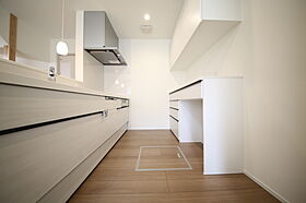 有限会社桃栗柿屋 ももくりの家の施工事例「車2台駐車可能なガレージ直結の快適動線、広々LDKで家族が集う家」の画像4