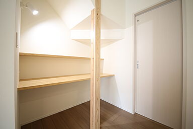 有限会社桃栗柿屋 ももくりの家の施工事例「車2台駐車可能なガレージ直結の快適動線、広々LDKで家族が集う家」の画像5