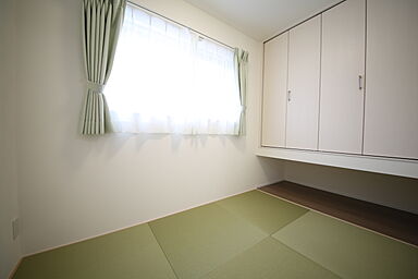 有限会社桃栗柿屋 ももくりの家の施工事例「車2台駐車可能なガレージ直結の快適動線、広々LDKで家族が集う家」の画像6