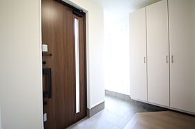 有限会社桃栗柿屋 ももくりの家の施工事例「車2台駐車可能なガレージ直結の快適動線、広々LDKで家族が集う家」の画像7