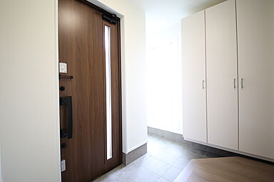 有限会社桃栗柿屋 ももくりの家の施工事例「車2台駐車可能なガレージ直結の快適動線、広々LDKで家族が集う家」の画像7