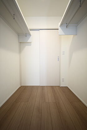 有限会社桃栗柿屋 ももくりの家の施工事例「車2台駐車可能なガレージ直結の快適動線、広々LDKで家族が集う家」の画像9