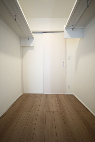 有限会社桃栗柿屋 ももくりの家の施工事例「車2台駐車可能なガレージ直結の快適動線、広々LDKで家族が集う家」の画像9